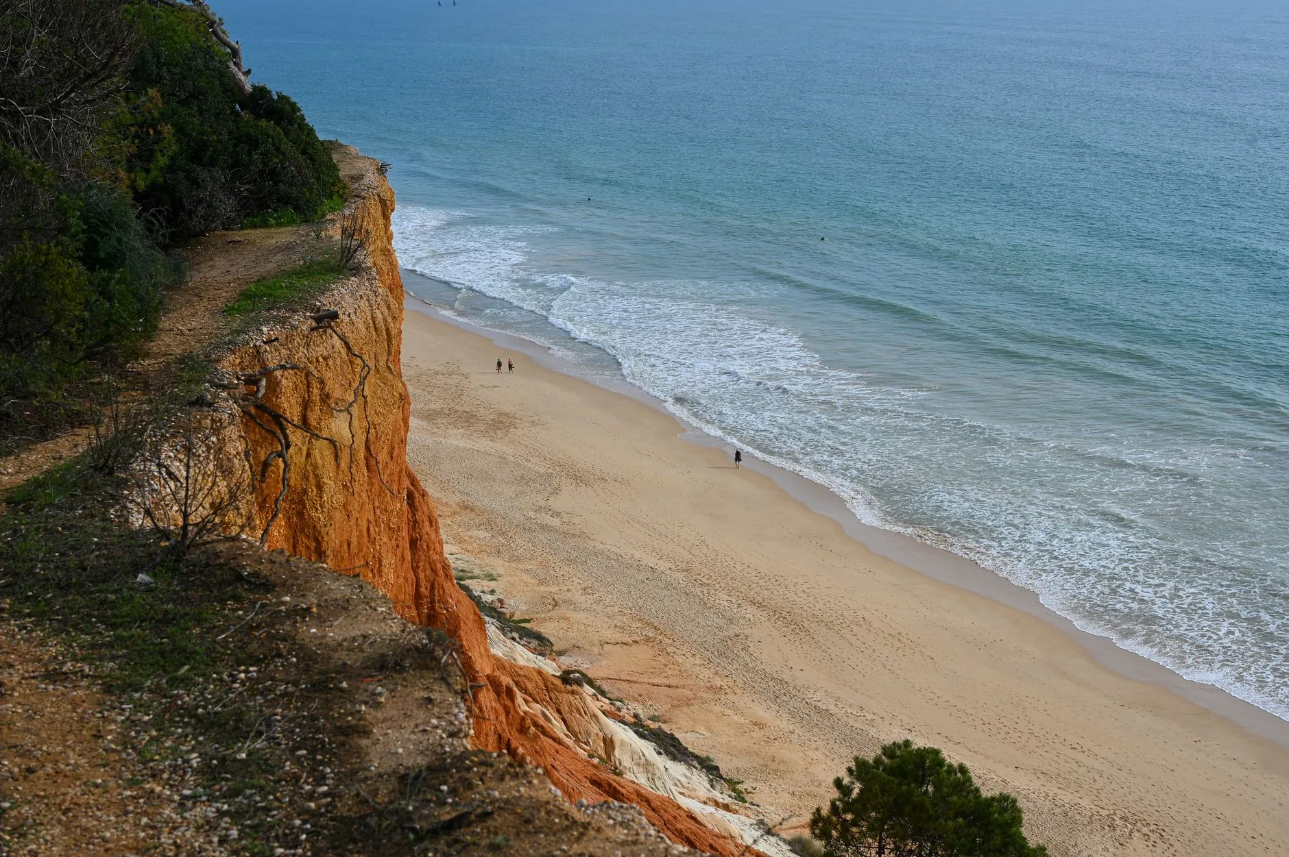 Plage de l'Algarve et falaises dorées au bord de l'Atlantique
