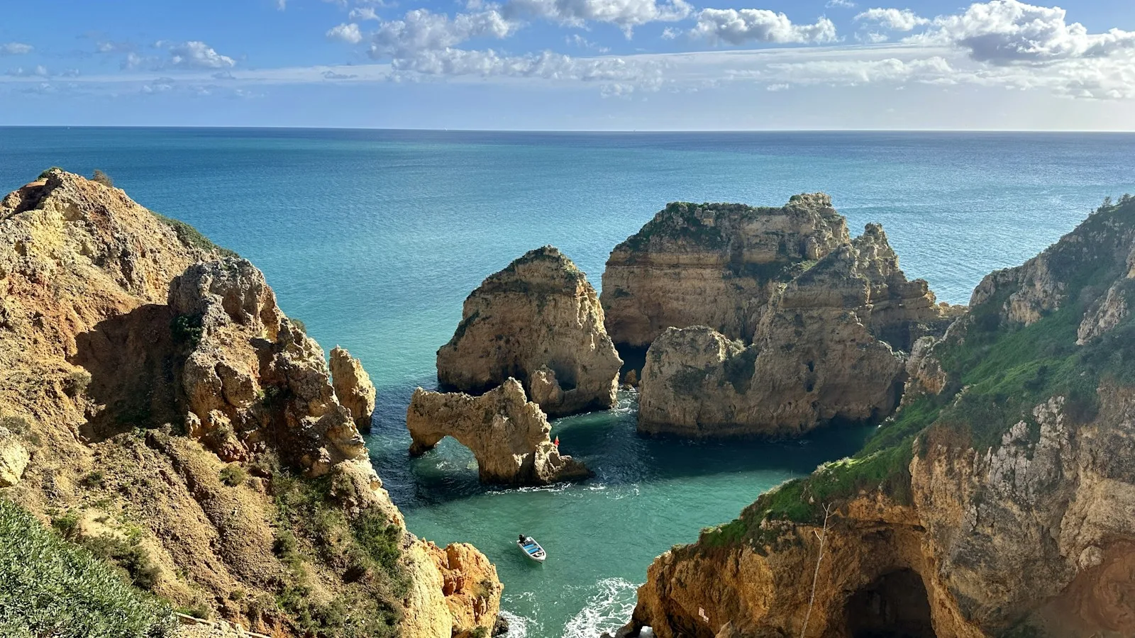 Où se trouve la grotte de Benagil ?