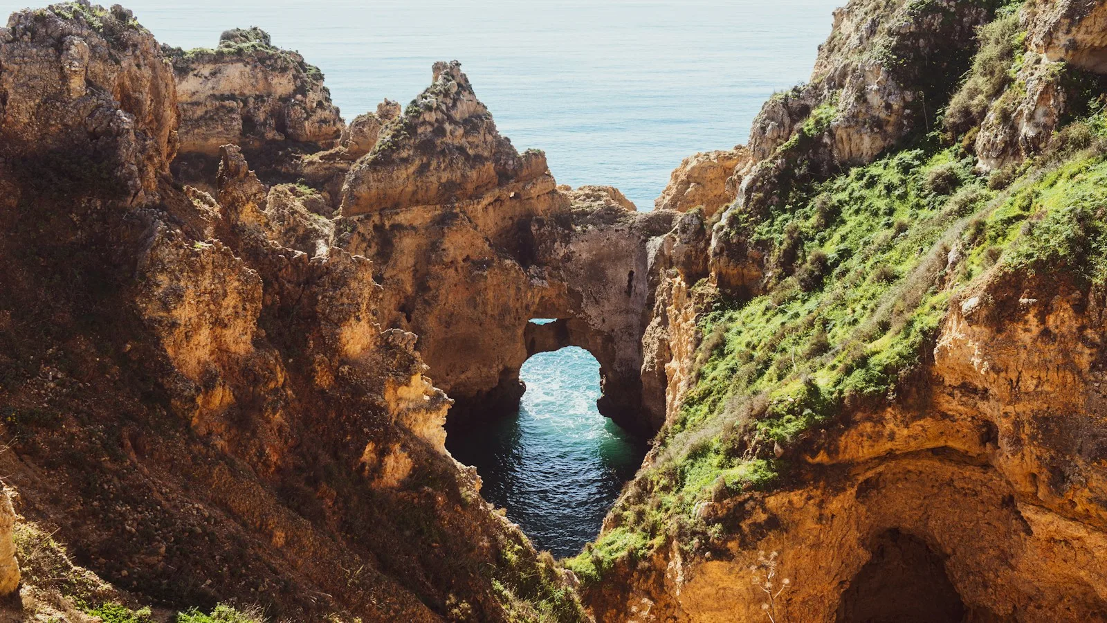 Falaises dorées et mer turquoise près de la grotte de Benagil en Algarve