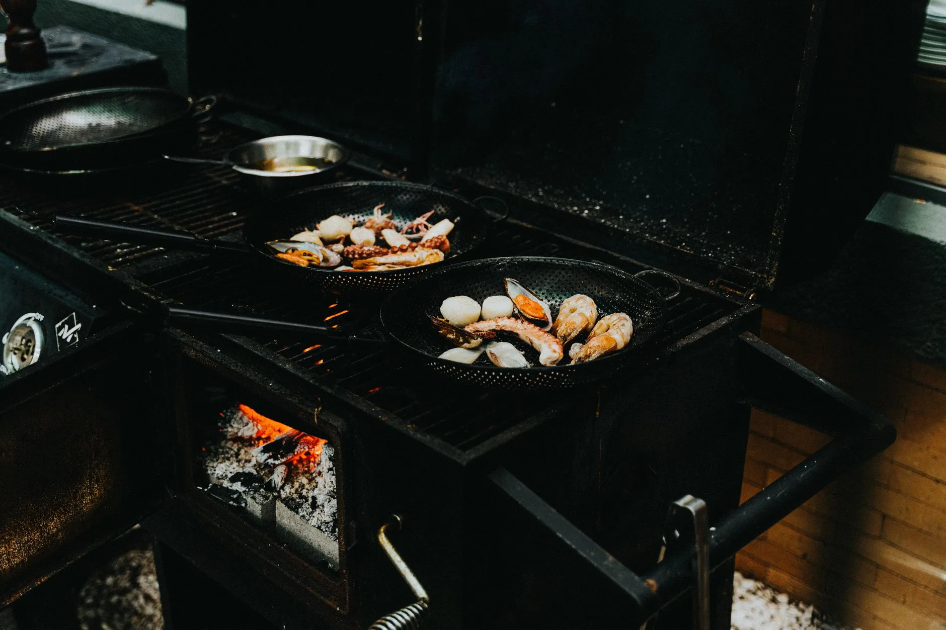 Fruits de mer grillés dans des poêles sur un feu