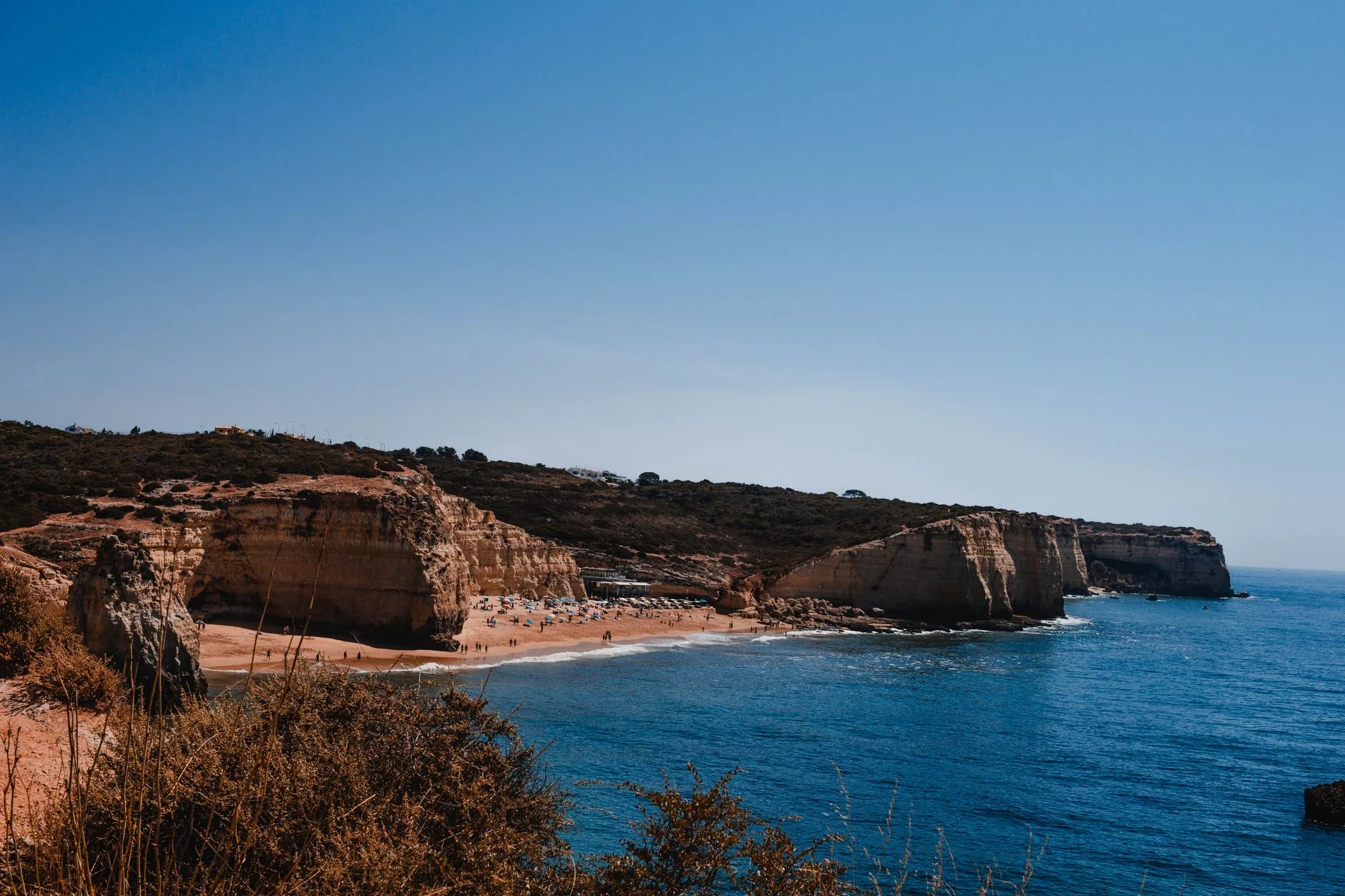Plage de l'Algarve sous un ciel dégagé