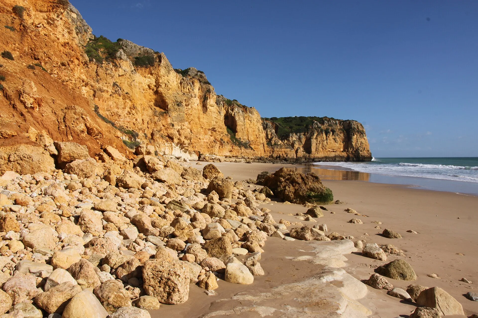 Plage de l'Algarve sous le soleil au pied des falaises dorées