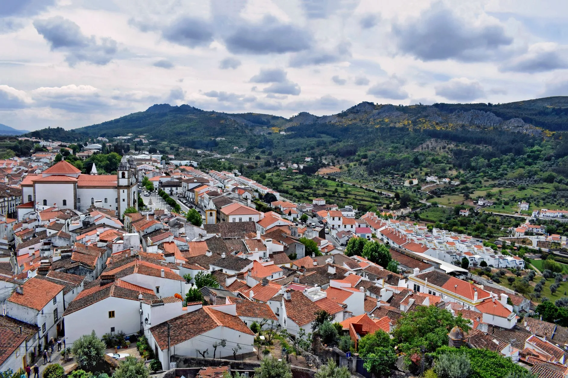 Village au pied de collines boisées