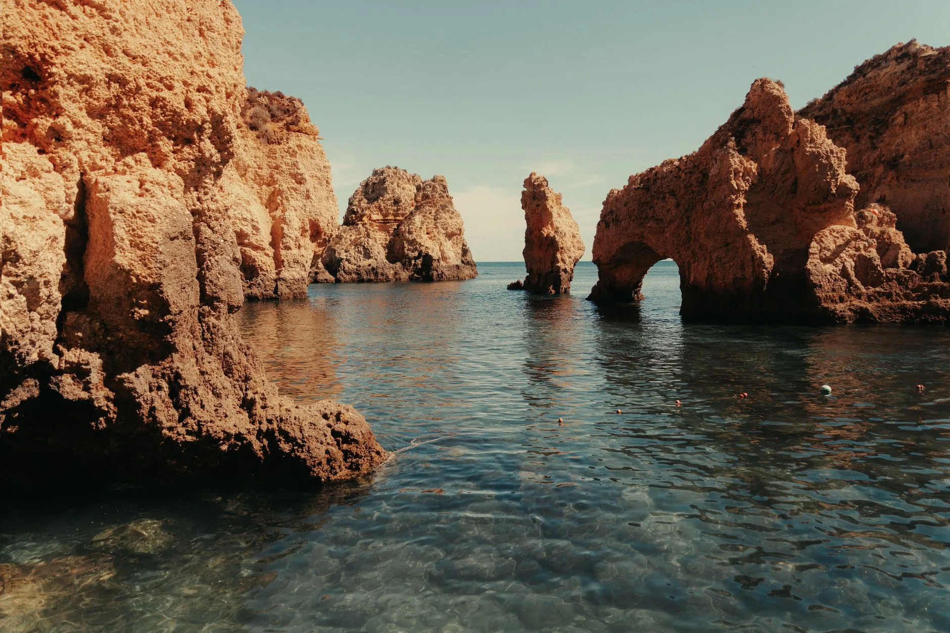 Falaises dorées et criques de Lagos en Algarve
