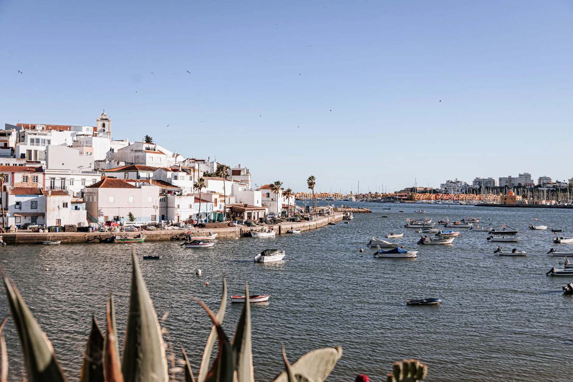 Vue sur Tavira et la rivière Gilão en Algarve